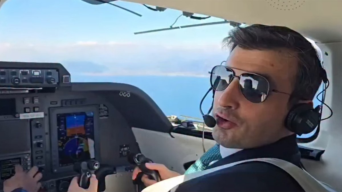 Selçuk Bayraktar, Piaggio P180’nin pilot koltuğuna oturdu